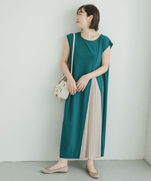 ITEMS URBANRESEARCH（アイテムズ アーバンリサーチ）の「プリーツドッキングワンピース（ワンピース・レディース・グリーン/ネイビー/キャメル・FREE）」の20枚目の写真