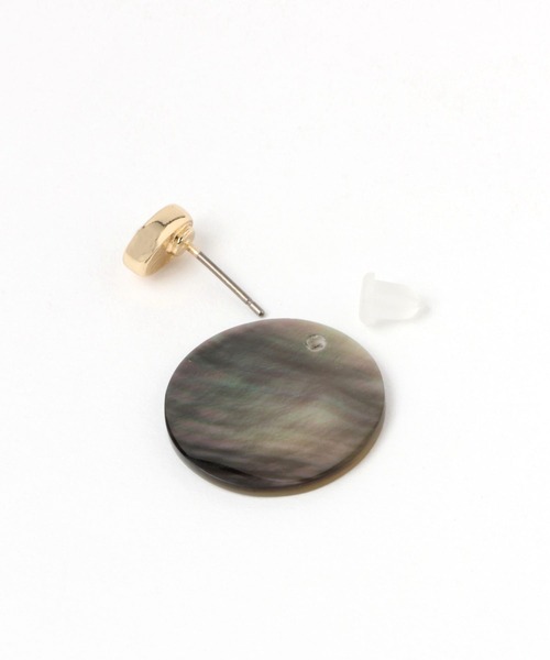 BAYFLOW(ベイフロー)の「シェルサークルスタッズピアス(ピアス(両耳用)・レディース・ホワイト/ブラック・FREE)」の6枚目の写真