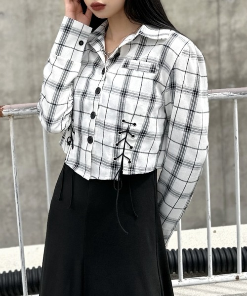 LVEU.(ラブユ.)の「【ZOZOTOWN限定】Lace-up design cropped check shirt / レースアップデザインクロップドチェックシャツ(シャツ/ブラウス・レディース・ブラック/ホワイト/ブラウン・FREE)」の2枚目の写真