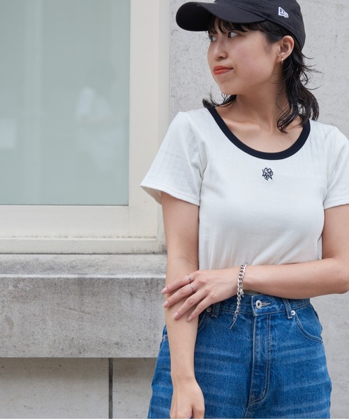 COLONY 2139(コロニートゥーワンスリーナイン)の「WEB・一部店舗限定 / Uネック刺繍ロゴ配色リンガーリブTシャツ(Tシャツ/カットソー・レディース・オフホワイト/ブラック・FREE)」の2枚目の写真