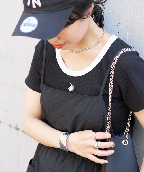 COLONY 2139(コロニートゥーワンスリーナイン)の「WEB・一部店舗限定 / Uネック刺繍ロゴ配色リンガーリブTシャツ(Tシャツ/カットソー・レディース・オフホワイト/ブラック・FREE)」の1枚目の写真