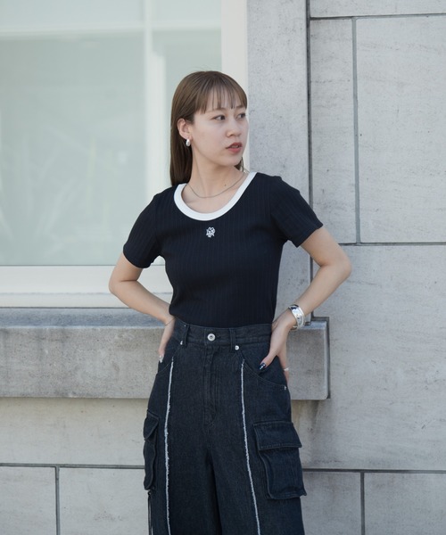 COLONY 2139(コロニートゥーワンスリーナイン)の「WEB・一部店舗限定 / Uネック刺繍ロゴ配色リンガーリブTシャツ(Tシャツ/カットソー・レディース・オフホワイト/ブラック・FREE)」の5枚目の写真