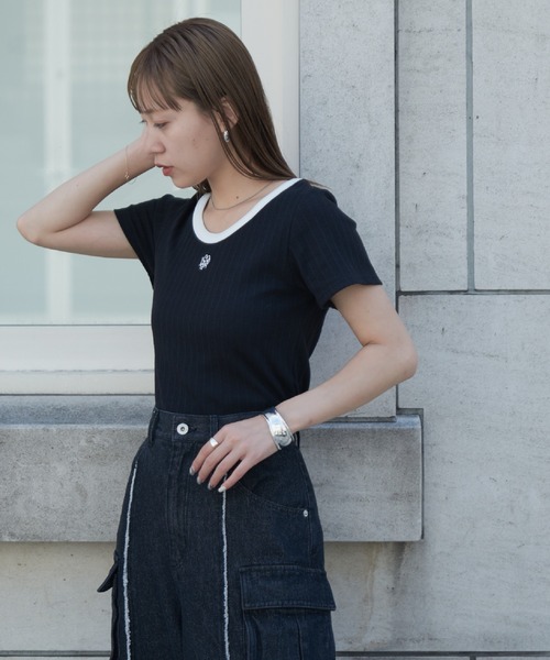 COLONY 2139(コロニートゥーワンスリーナイン)の「WEB・一部店舗限定 / Uネック刺繍ロゴ配色リンガーリブTシャツ(Tシャツ/カットソー・レディース・オフホワイト/ブラック・FREE)」の7枚目の写真