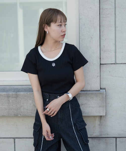 COLONY 2139(コロニートゥーワンスリーナイン)の「WEB・一部店舗限定 / Uネック刺繍ロゴ配色リンガーリブTシャツ(Tシャツ/カットソー・レディース・オフホワイト/ブラック・FREE)」の3枚目の写真