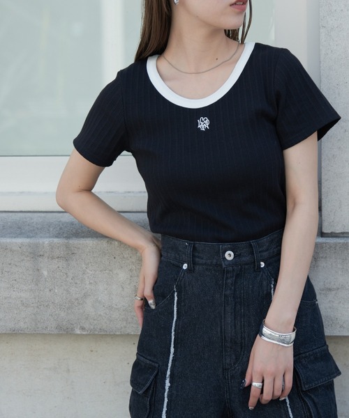 COLONY 2139(コロニートゥーワンスリーナイン)の「WEB・一部店舗限定 / Uネック刺繍ロゴ配色リンガーリブTシャツ(Tシャツ/カットソー・レディース・オフホワイト/ブラック・FREE)」の4枚目の写真