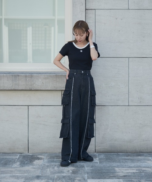 COLONY 2139(コロニートゥーワンスリーナイン)の「WEB・一部店舗限定 / Uネック刺繍ロゴ配色リンガーリブTシャツ(Tシャツ/カットソー・レディース・オフホワイト/ブラック・FREE)」の9枚目の写真