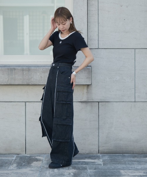 COLONY 2139(コロニートゥーワンスリーナイン)の「WEB・一部店舗限定 / Uネック刺繍ロゴ配色リンガーリブTシャツ(Tシャツ/カットソー・レディース・オフホワイト/ブラック・FREE)」の10枚目の写真