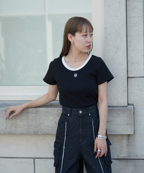 COLONY 2139(コロニートゥーワンスリーナイン)の「WEB・一部店舗限定 / Uネック刺繍ロゴ配色リンガーリブTシャツ(Tシャツ/カットソー・レディース・オフホワイト/ブラック・FREE)」の6枚目の写真