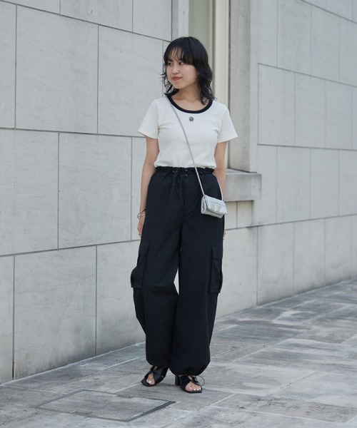 COLONY 2139(コロニートゥーワンスリーナイン)の「WEB・一部店舗限定 / Uネック刺繍ロゴ配色リンガーリブTシャツ(Tシャツ/カットソー・レディース・オフホワイト/ブラック・FREE)」の16枚目の写真