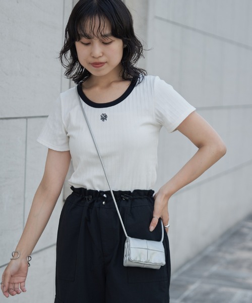 COLONY 2139(コロニートゥーワンスリーナイン)の「WEB・一部店舗限定 / Uネック刺繍ロゴ配色リンガーリブTシャツ(Tシャツ/カットソー・レディース・オフホワイト/ブラック・FREE)」の15枚目の写真