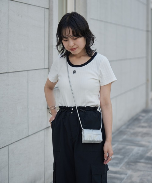 COLONY 2139(コロニートゥーワンスリーナイン)の「WEB・一部店舗限定 / Uネック刺繍ロゴ配色リンガーリブTシャツ(Tシャツ/カットソー・レディース・オフホワイト/ブラック・FREE)」の11枚目の写真