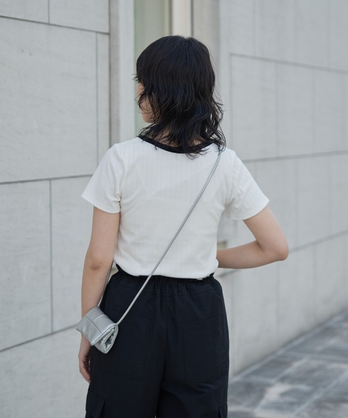 COLONY 2139(コロニートゥーワンスリーナイン)の「WEB・一部店舗限定 / Uネック刺繍ロゴ配色リンガーリブTシャツ(Tシャツ/カットソー・レディース・オフホワイト/ブラック・FREE)」の13枚目の写真