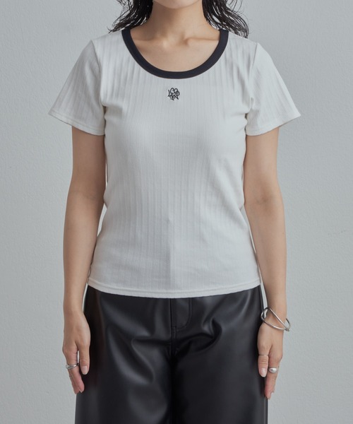 COLONY 2139(コロニートゥーワンスリーナイン)の「WEB・一部店舗限定 / Uネック刺繍ロゴ配色リンガーリブTシャツ(Tシャツ/カットソー・レディース・オフホワイト/ブラック・FREE)」の22枚目の写真