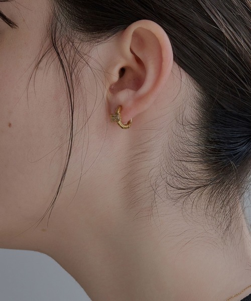 Phoebe（フィービィー）の「【金属アレルギー対応】ビジューカドルフープイヤリング/サージカルステンレス（イヤリング・レディース・イエローゴールド・FREE）」の11枚目の写真