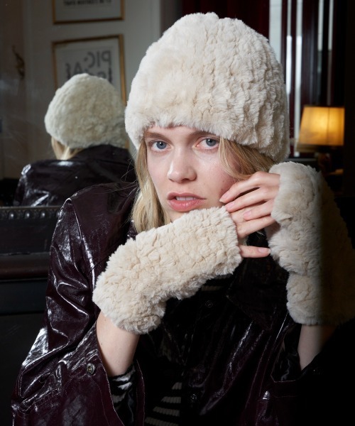 Chapeau d' O（シャポードオー）の「【STORY12月号掲載】Chapeau d' O  Cut Fur Glove / シャポードオー（手袋・レディース・ブラック/ライトパープル/ライトベージュ・FREE）」の22枚目の写真