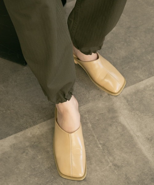 KBF(ケイビーエフ)の「スクエアトゥアシンメトリーミュール(その他シューズ・レディース・ブラウン/ベージュ/ブラック・37/36/38)」の4枚目の写真