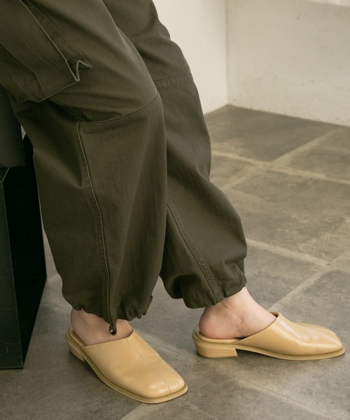 KBF(ケイビーエフ)の「スクエアトゥアシンメトリーミュール(その他シューズ・レディース・ブラウン/ベージュ/ブラック・37/36/38)」の6枚目の写真