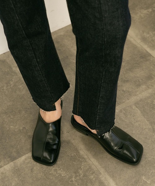 KBF(ケイビーエフ)の「スクエアトゥアシンメトリーミュール(その他シューズ・レディース・ブラウン/ベージュ/ブラック・37/36/38)」の13枚目の写真