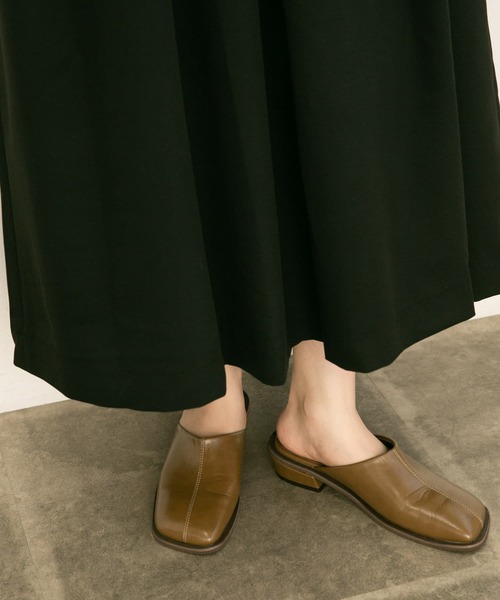 KBF(ケイビーエフ)の「スクエアトゥアシンメトリーミュール(その他シューズ・レディース・ブラウン/ベージュ/ブラック・37/36/38)」の19枚目の写真