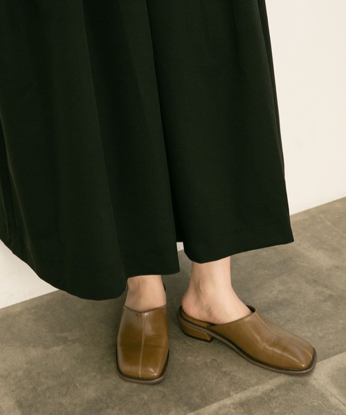 KBF(ケイビーエフ)の「スクエアトゥアシンメトリーミュール(その他シューズ・レディース・ブラウン/ベージュ/ブラック・37/36/38)」の20枚目の写真