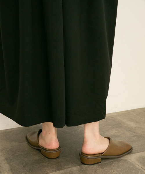 KBF(ケイビーエフ)の「スクエアトゥアシンメトリーミュール(その他シューズ・レディース・ブラウン/ベージュ/ブラック・37/36/38)」の22枚目の写真