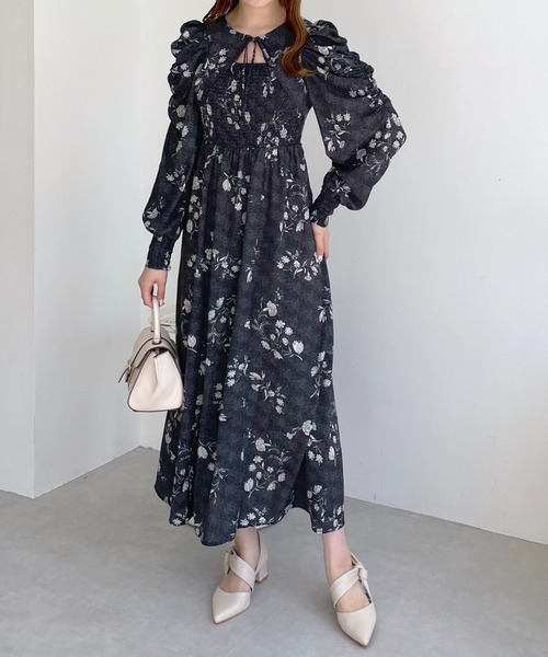 mysty woman（ミスティウーマン）の「デコルテドットフラワーワンピース　976878（ワンピース・レディース・オフホワイト/ブラック/ピンク・FREE）」の4枚目の写真