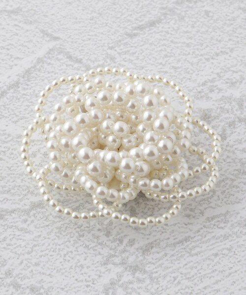 SHOO・LA・RUE（シューラルー）の「◆【セレモニー】フェイクパールフラワーコサージュブローチ（ブローチ/コサージュ・レディース・アイボリー/アイボリー系・00）」の3枚目の写真