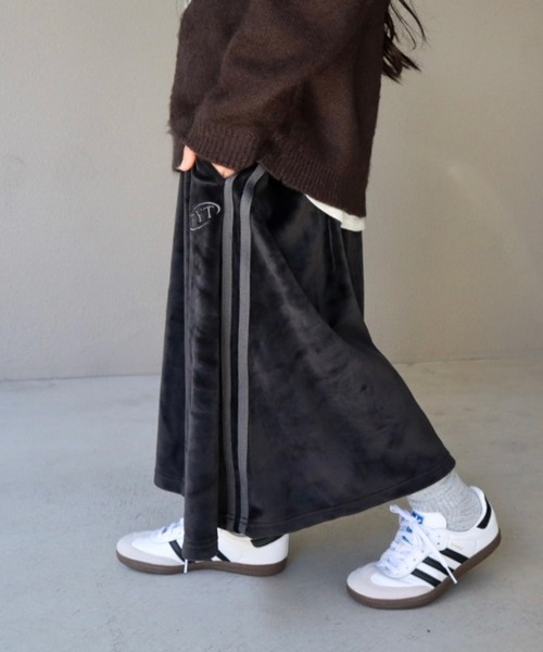 CIAOPANIC TYPY(チャオパニックティピー)の「【WEB限定】【KIDS】ベロアサイドライントラックスカート(スカート・キッズ・ネイビー/ブラック・XL/XXL/M/L/S)」の2枚目の写真