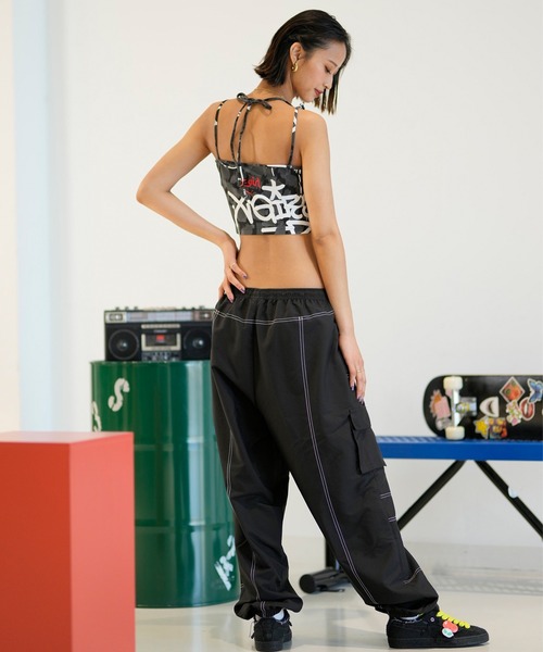 X-girl（エックスガール）の「PUMA/プーマ プーマ エックスガール エーオーピー クロップド キャミソール レディース 624722（タンクトップ・レディース・ブラック×ホワイト/オレンジ系その他・S/L/M）」の3枚目の写真