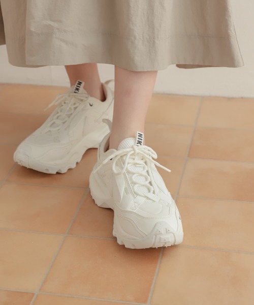 NIKE（ナイキ）の「NIKE　TC7900（スニーカー・レディース・ホワイト/ホワイト系その他・24.5/23.5/24）」の21枚目の写真