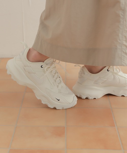 NIKE（ナイキ）の「NIKE　TC7900（スニーカー・レディース・ホワイト/ホワイト系その他・24.5/23.5/24）」の4枚目の写真