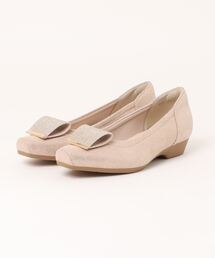 ベージュ スクエアトゥパンプス ゴールドバッジ付き ベージュ スクエアトゥパンプス ゴールドバッジ付き スクエア