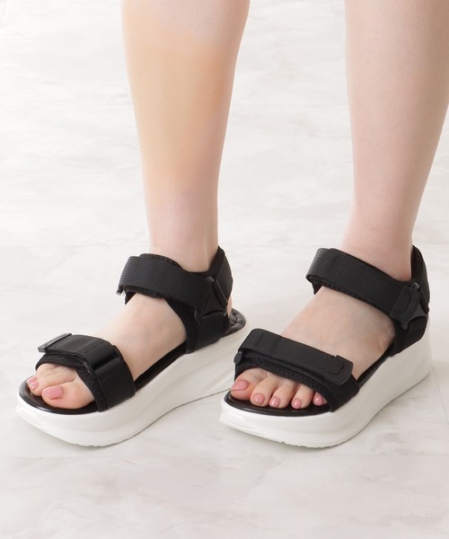 Lace Ladies(レースレディース)の「厚底 ベルクロ ストラップ コンフォート サンダル(サンダル・レディース・ブラック/アイボリー/ブラック×ホワイト・ 25/23.5/24.5/22.5/24/23)」の3枚目の写真