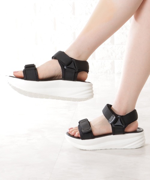 Lace Ladies(レースレディース)の「厚底 ベルクロ ストラップ コンフォート サンダル(サンダル・レディース・ブラック/アイボリー/ブラック×ホワイト・ 25/23.5/24.5/22.5/24/23)」の4枚目の写真