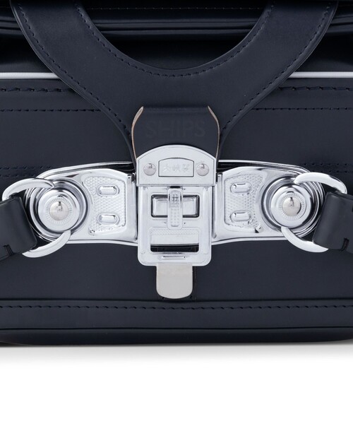 SHIPS（シップス）の「SHIPS KIDS:オリジナル ランドセル 牛革モデル(ハンドル付き) 2027 by大峽製鞄（ランドセル・キッズ・ブラック/ネイビー・ONE SIZE）」の3枚目の写真