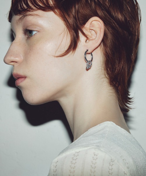 送料込/関税込■JACQUEMUS■アシンメトリーフープピアス 関税込】JACQUEMUS ジャックムス アシンメトリー ピアス ロゴ