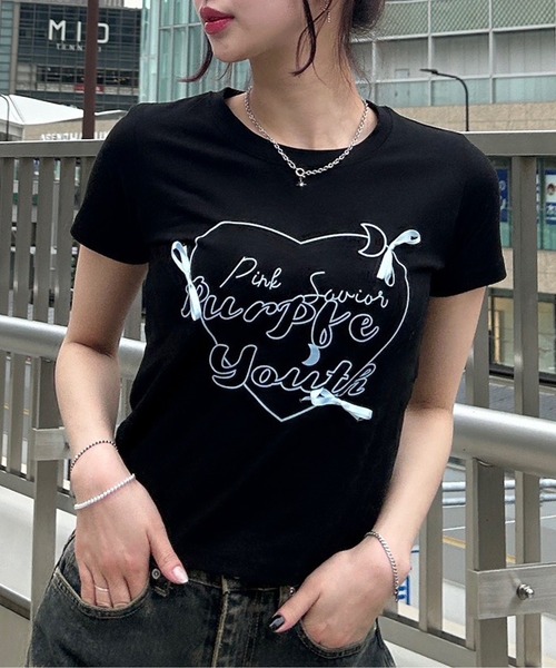 .KOM(ドットコム)の「A'GEM/9 × .kom 『.KOM/ドットケーオーエム』ハートリボン 半袖カットソー(Tシャツ/カットソー・レディース・ブラック/アイボリー・FREE)」の2枚目の写真