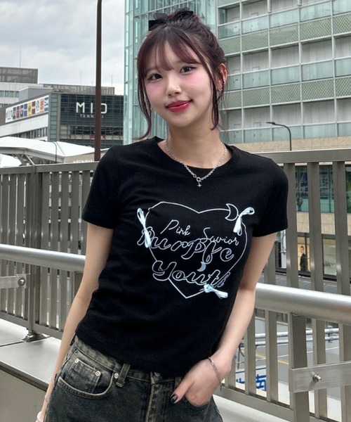 .KOM(ドットコム)の「A'GEM/9 × .kom 『.KOM/ドットケーオーエム』ハートリボン 半袖カットソー(Tシャツ/カットソー・レディース・ブラック/アイボリー・FREE)」の4枚目の写真