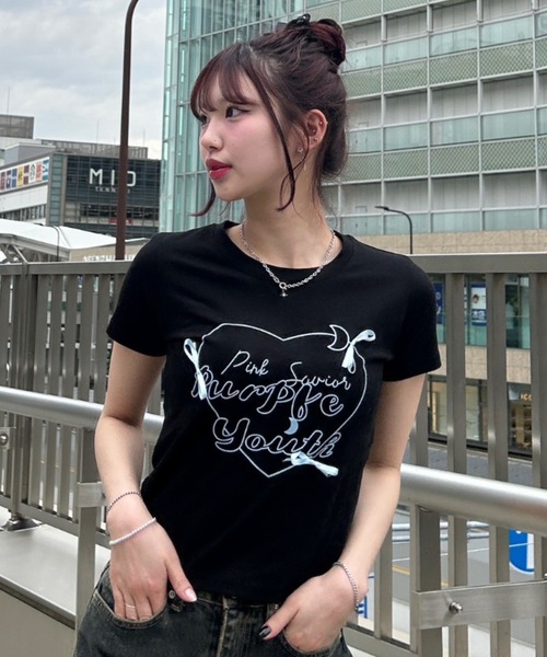 .KOM(ドットコム)の「A'GEM/9 × .kom 『.KOM/ドットケーオーエム』ハートリボン 半袖カットソー(Tシャツ/カットソー・レディース・ブラック/アイボリー・FREE)」の5枚目の写真