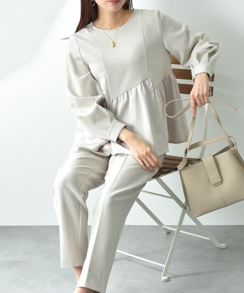 INTERPLANET(インタープラネット)の「TRダブルクロス異素材切替ペプラムブラウス(シャツ/ブラウス・レディース・ネイビー/グレイッシュベージュ・FREE)」の2枚目の写真