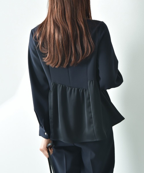 INTERPLANET(インタープラネット)の「TRダブルクロス異素材切替ペプラムブラウス(シャツ/ブラウス・レディース・ネイビー/グレイッシュベージュ・FREE)」の17枚目の写真