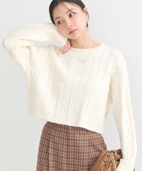 earth music&ecology（アースミュージックアンドエコロジー）の「ケーブルニットプルオーバー（ニット/セーター・レディース・グレー/アイボリー/グレイッシュベージュ/ブラック/レッド・FREE）」の2枚目の写真