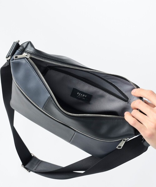 BEAMS HEART（ビームスハート）の「フェイクレザー 切替 ショルダーバッグ【ユニセックス】（ショルダーバッグ・メンズ・ネイビー/ブラウン・ONE SIZE）」の9枚目の写真