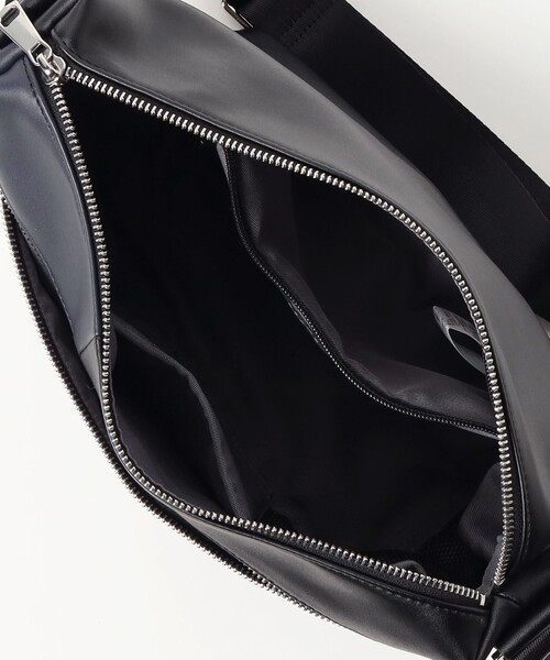 BEAMS HEART（ビームスハート）の「フェイクレザー 切替 ショルダーバッグ【ユニセックス】（ショルダーバッグ・メンズ・ネイビー/ブラウン・ONE SIZE）」の19枚目の写真