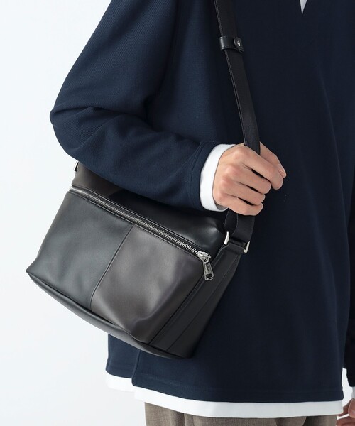 BEAMS HEART（ビームスハート）の「フェイクレザー 切替 ショルダーバッグ【ユニセックス】（ショルダーバッグ・メンズ・ネイビー/ブラウン・ONE SIZE）」の2枚目の写真