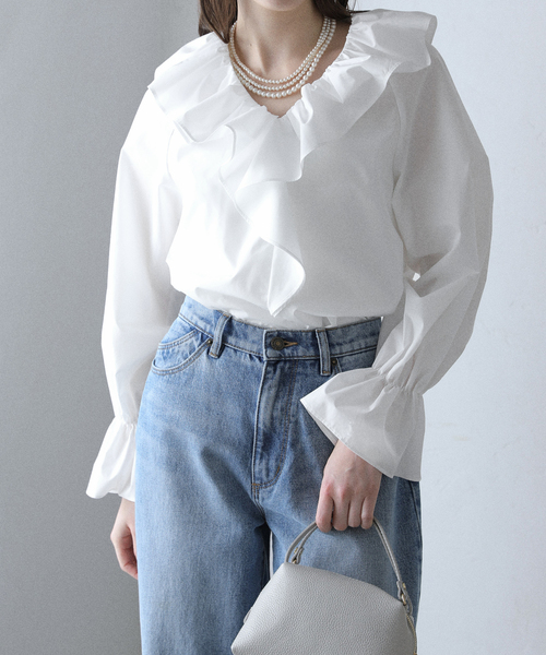 La TOTALITE(ラトータリテ)の「【洗える】フリルVネックブラウス(シャツ/ブラウス・レディース・ホワイト/ネイビー・FREE)」の8枚目の写真