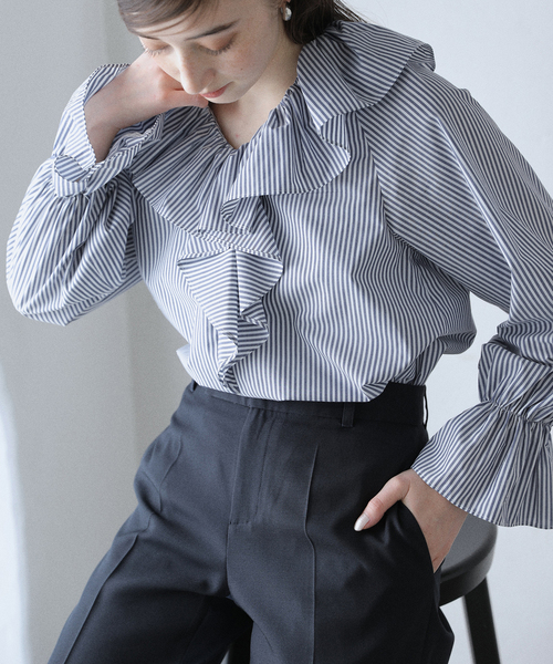 La TOTALITE(ラトータリテ)の「【洗える】フリルVネックブラウス(シャツ/ブラウス・レディース・ホワイト/ネイビー・FREE)」の15枚目の写真