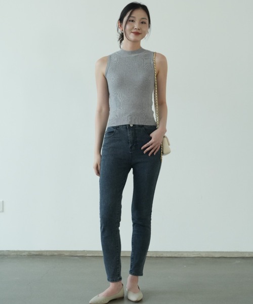 maison de LATIR(メゾンドラティール)の「《9色展開》夏も隠すところ隠して上品に魅せるノースリーブ。上品モックネック夏服リブニット(ニット/セーター・レディース・ブラック/グレー/ブラウン/ピンク/イエロー/グリーン/ブルー/クリーム/チャコール・ONE SIZE)」の15枚目の写真