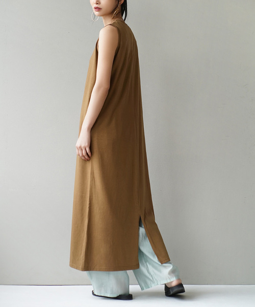 zootie(ズーティー)の「URBAN PLUS ノースリーブワンピース(ワンピース・レディース・テラコッタ/オフホワイト/スモークピンク/ブラウン系その他/ライトベージュ/アイボリー/ブラック/グレイッシュブルー/ダークグリーン/ネイビー/グレイッシュベージュ/チャコール/ライトブルー・フリー)」の5枚目の写真