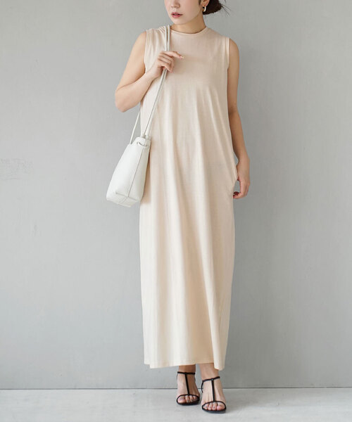 zootie(ズーティー)の「URBAN PLUS ノースリーブワンピース(ワンピース・レディース・テラコッタ/オフホワイト/スモークピンク/ブラウン系その他/ライトベージュ/アイボリー/ブラック/グレイッシュブルー/ダークグリーン/ネイビー/グレイッシュベージュ/チャコール/ライトブルー・フリー)」の8枚目の写真